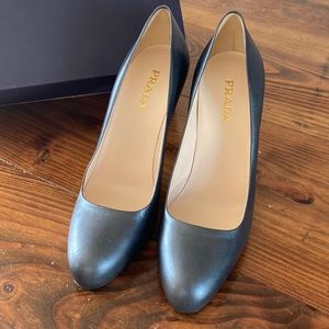 NWOT in the box Size 39 pewter gray Prada heels